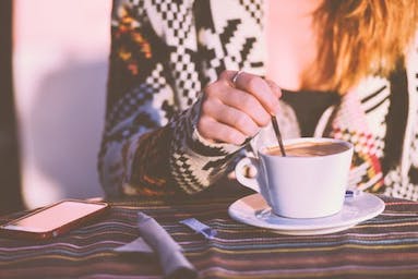 女性とコーヒー